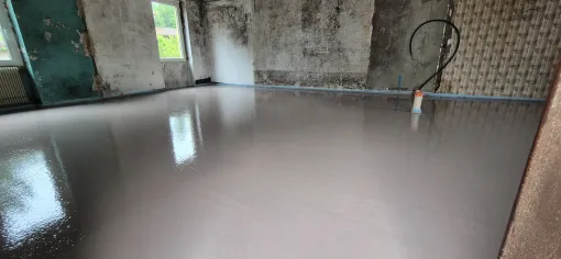 Rénovation d'appartement à Saint-Denis-de-Cabanne avec chape liquide anhydrite Thermio Max, Roanne, Chape Liquide Masson