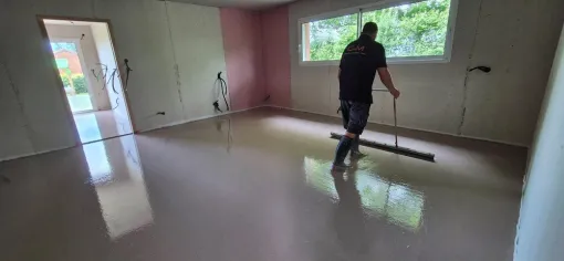 Chantier chape liquide sur la commune de Pradines proches de Roanne , Roanne, Chape Liquide Masson